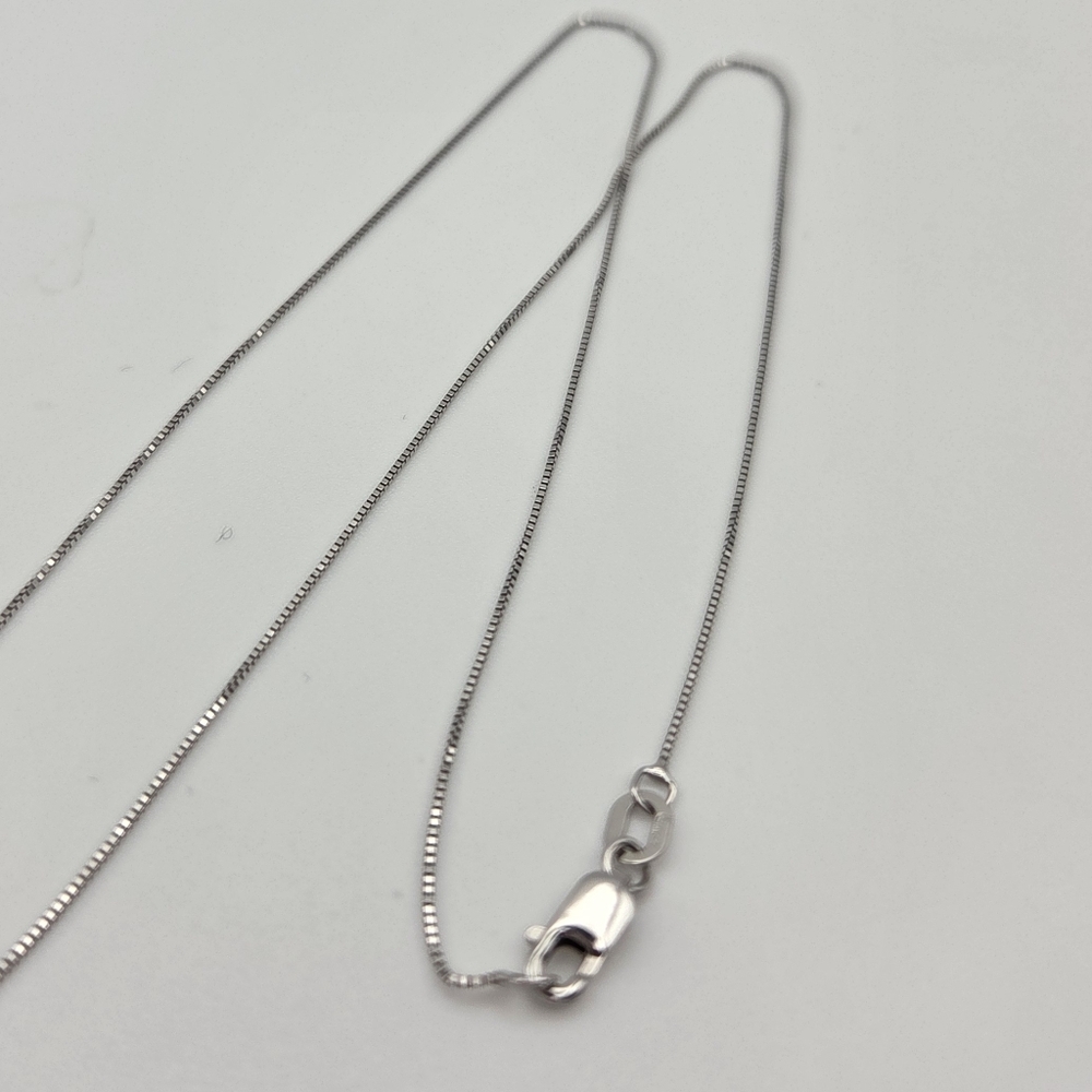14kt White Gold Box Chain 16" In Lenght .5mm Thick With A Lobster Clasp. - Picture 3 of 6